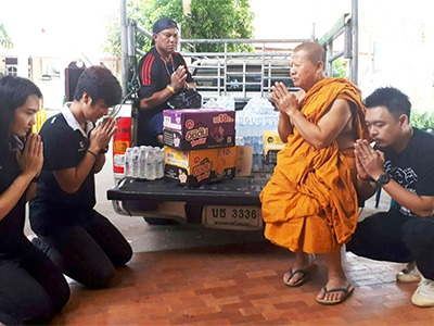 บริจาคน้ำดื่ม กับรองเท้าบูทกันน้ำ